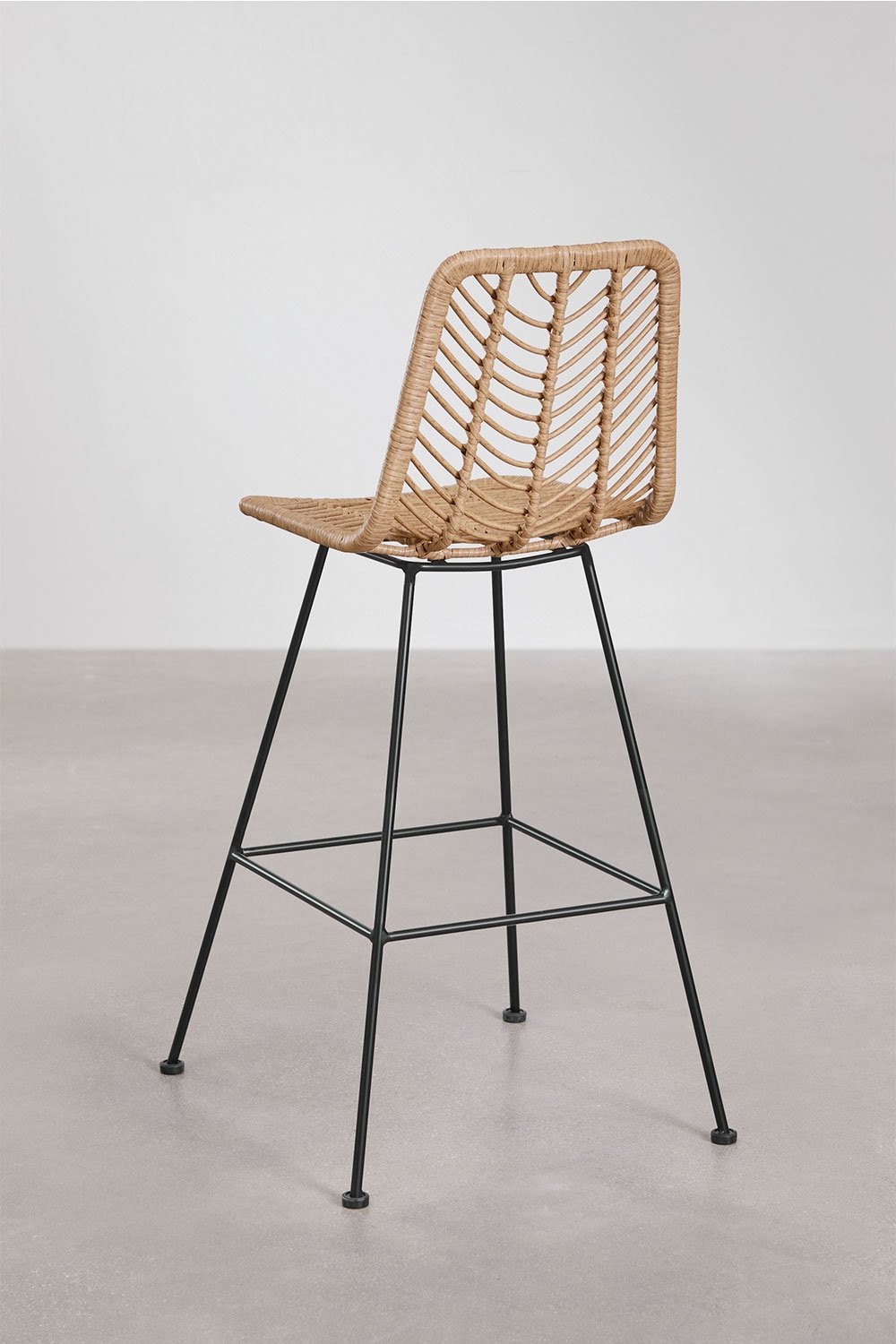 Set van 2 hoge krukken 75 cm van synthetisch rotan met natuurlijke afwerking en zwarte poten Gouda Natural, galerij beeld 3