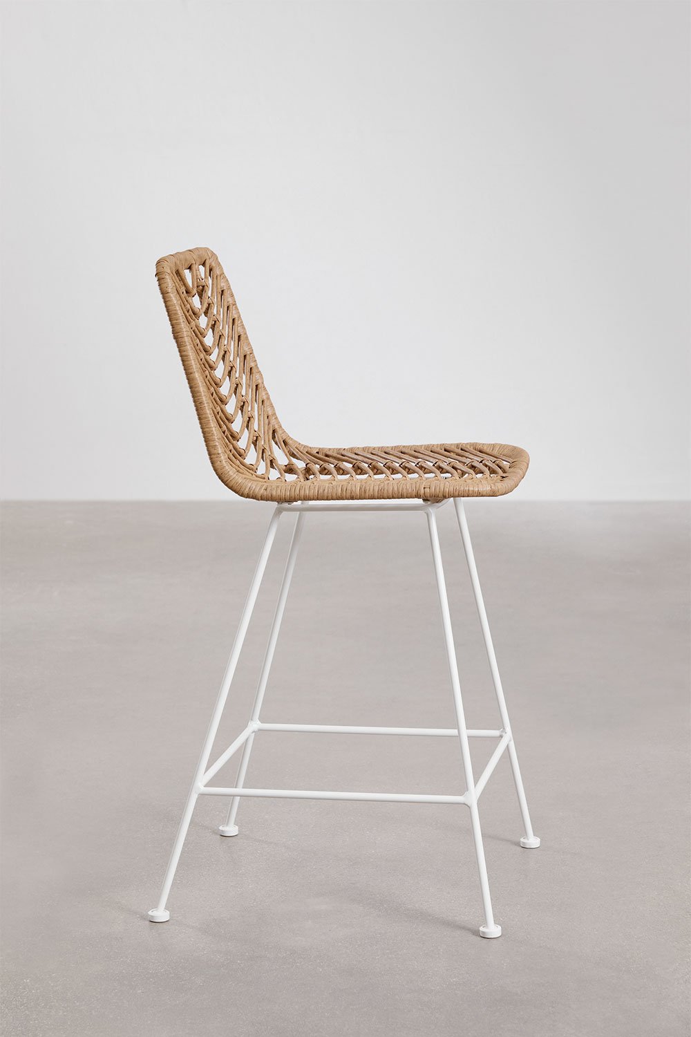 Set van 4 hoge krukken 65 cm van synthetisch rotan met natuurlijke afwerking en witte poten Gouda Natural, galerij beeld 4