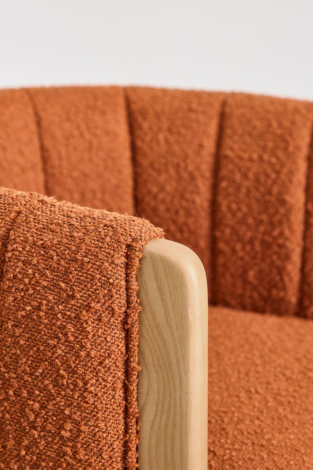 Fauteuil van essenhout en bouclé stof Leo, galerij beeld 4