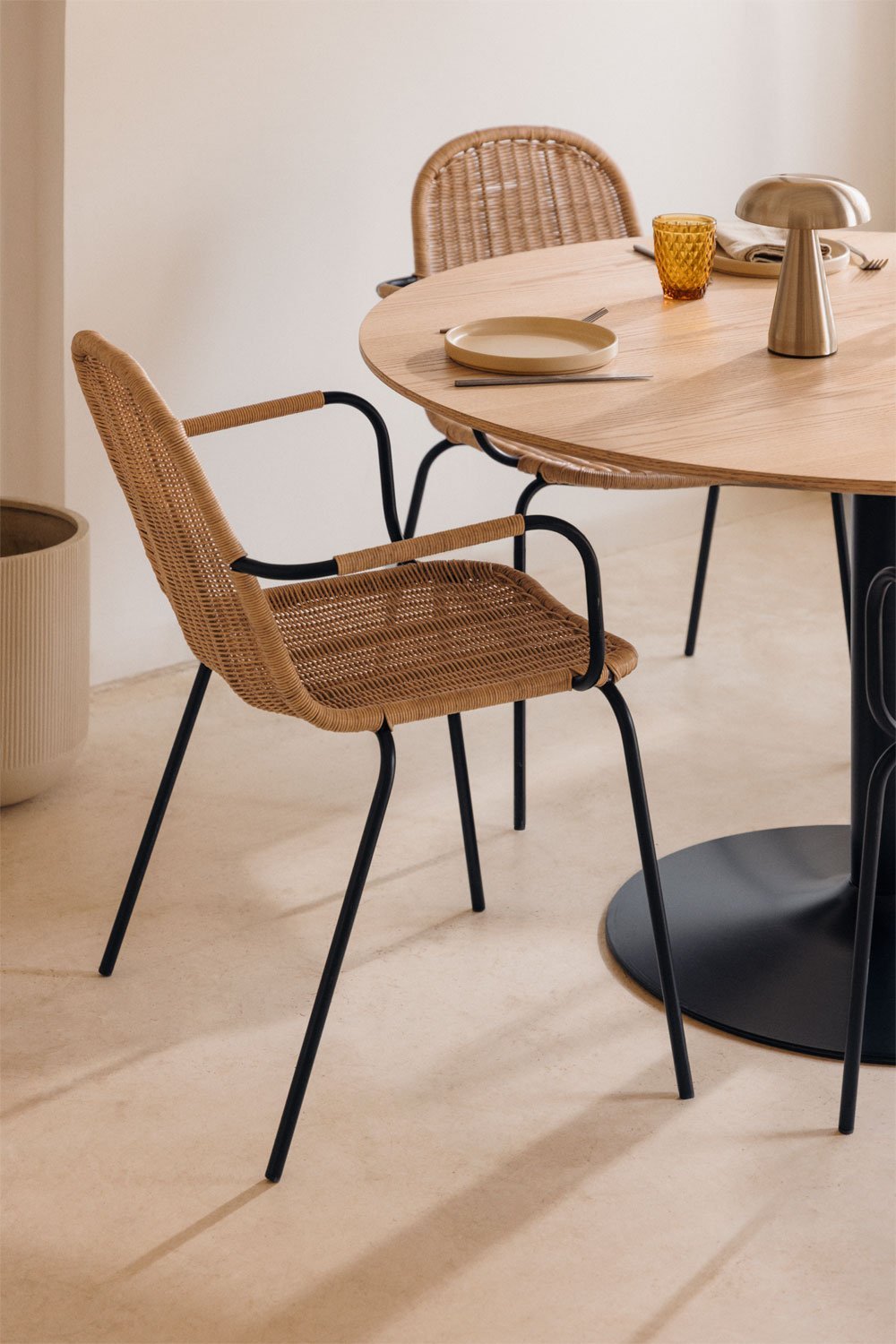 2-pack stapelbare eetkamerstoelen met armleuningen in synthetisch riet Reiven, galerij beeld 1
