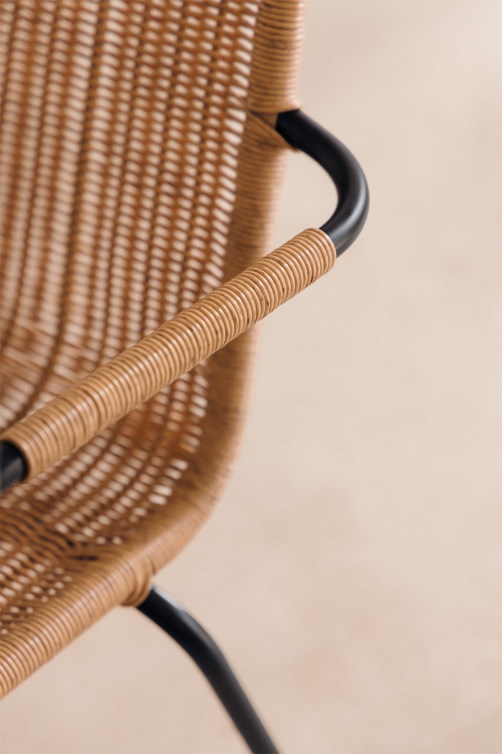 2-pack stapelbare eetkamerstoelen met armleuningen in synthetisch riet Reiven, galerij beeld 2