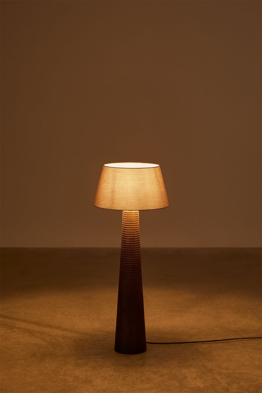 Mangohouten vloerlamp Malva, galerij beeld 2