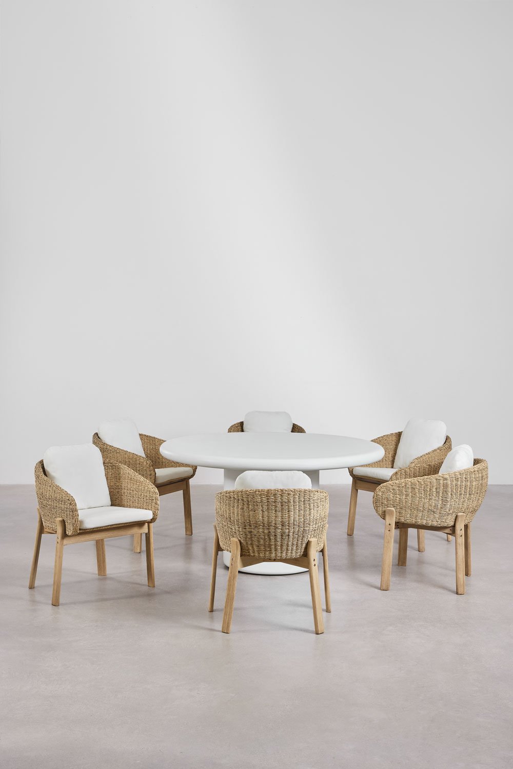 Namara ronde tafelset van cement, 140 cm diameter, en 6 Leilan tuinstoelen van acaciahout., galerij beeld 1