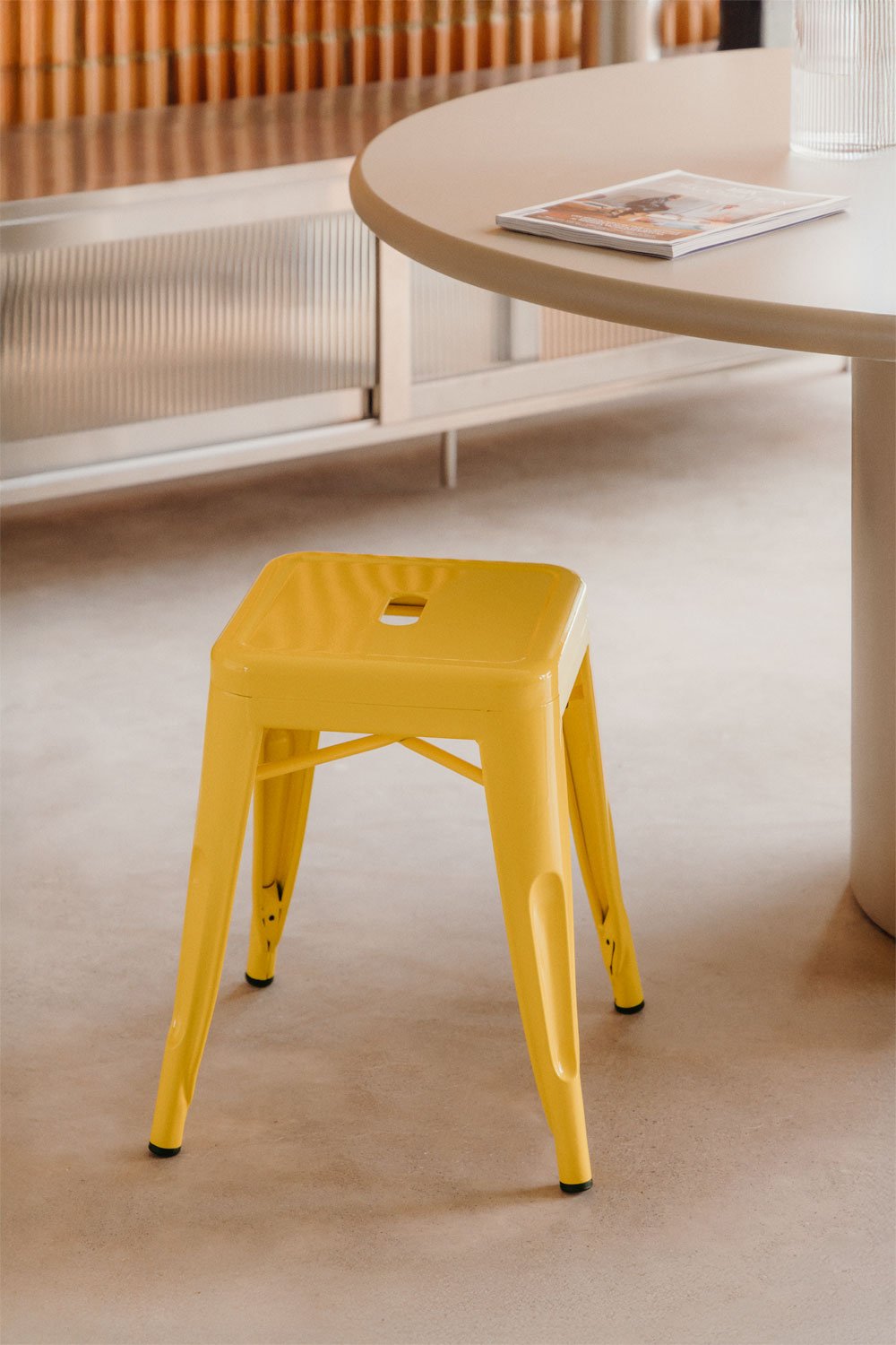 Set van 2 stapelbare lage krukken van 45 cm in staal Lix, galerij beeld 1