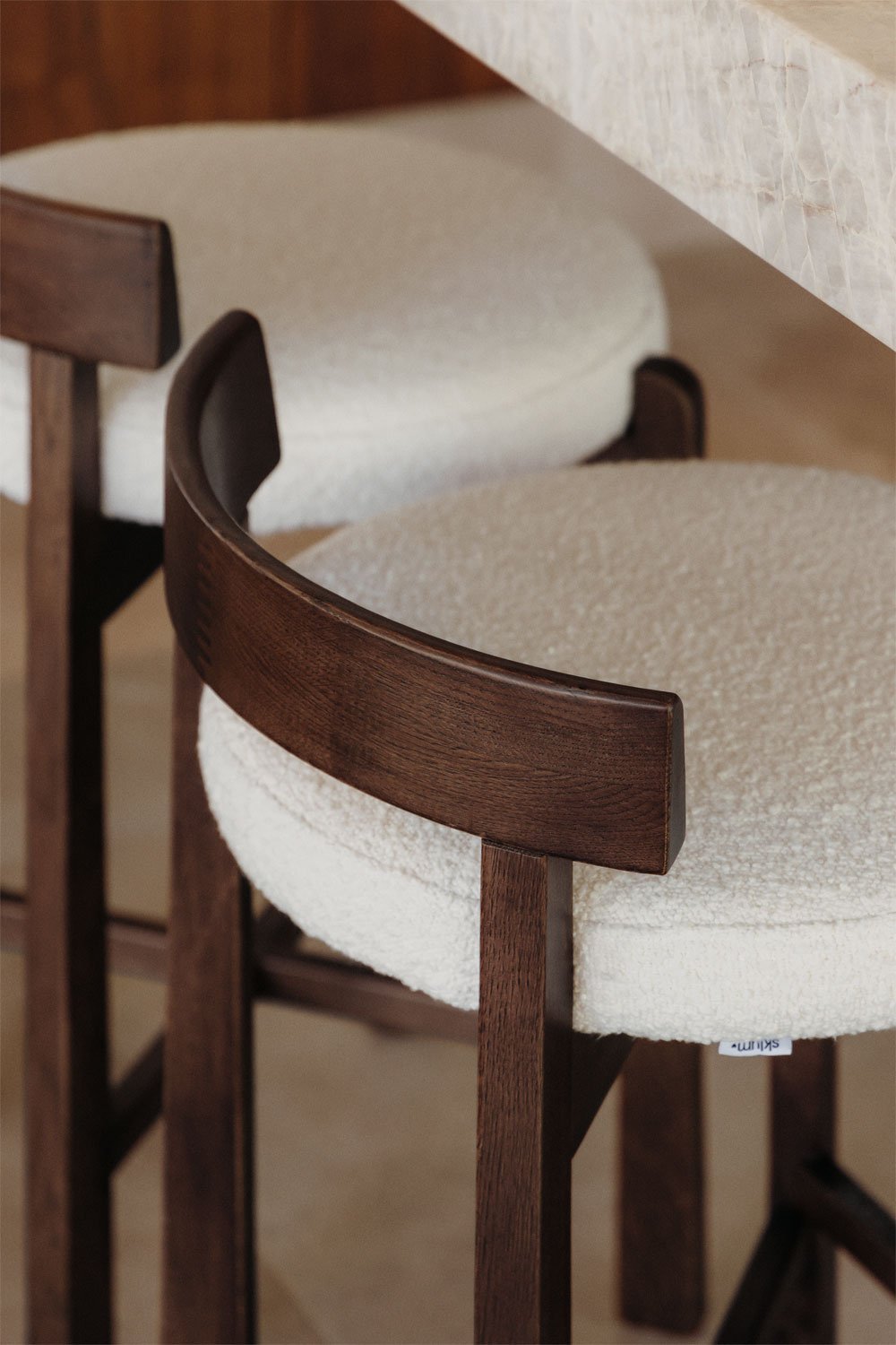Hoge kruk 65 cm van donker eikenhout en witte bouclé stof Manila, galerij beeld 2