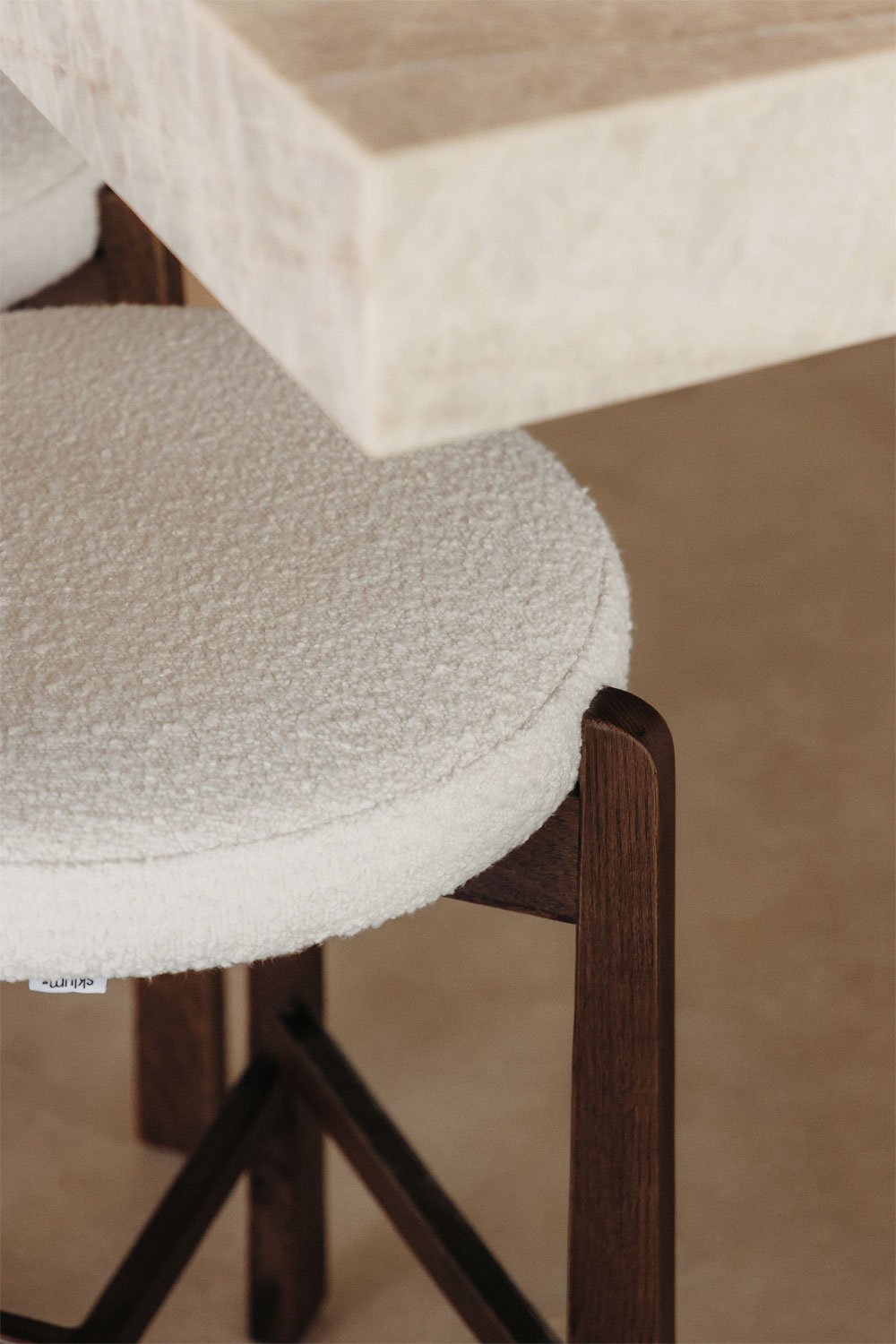 Hoge kruk 75 cm van donker eikenhout en witte bouclé stof Manila, galerij beeld 2