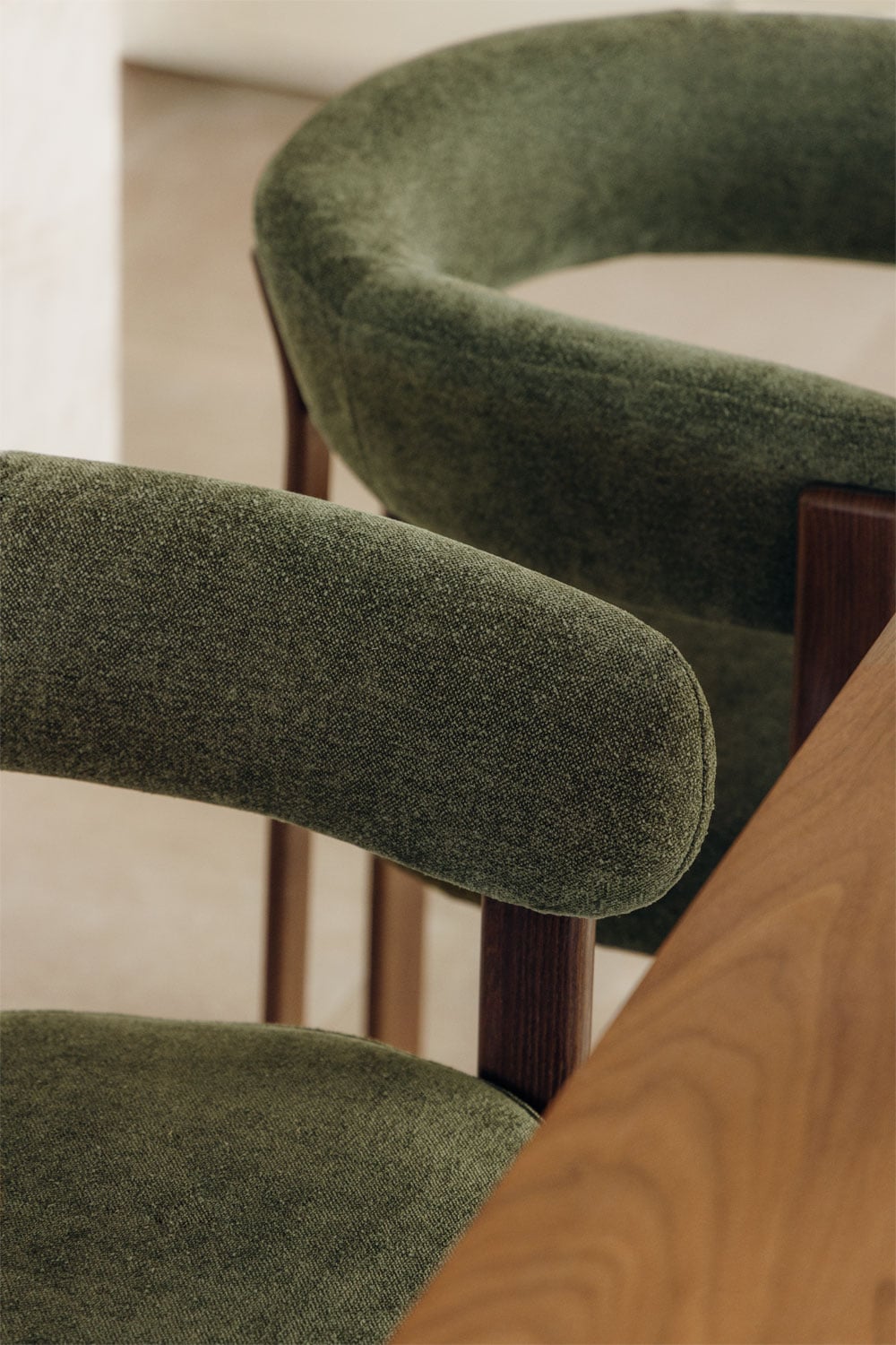 Set van 4 gestoffeerde eetkamerstoelen met armleuningen en ijzeren frame Jolie, galerij beeld 2