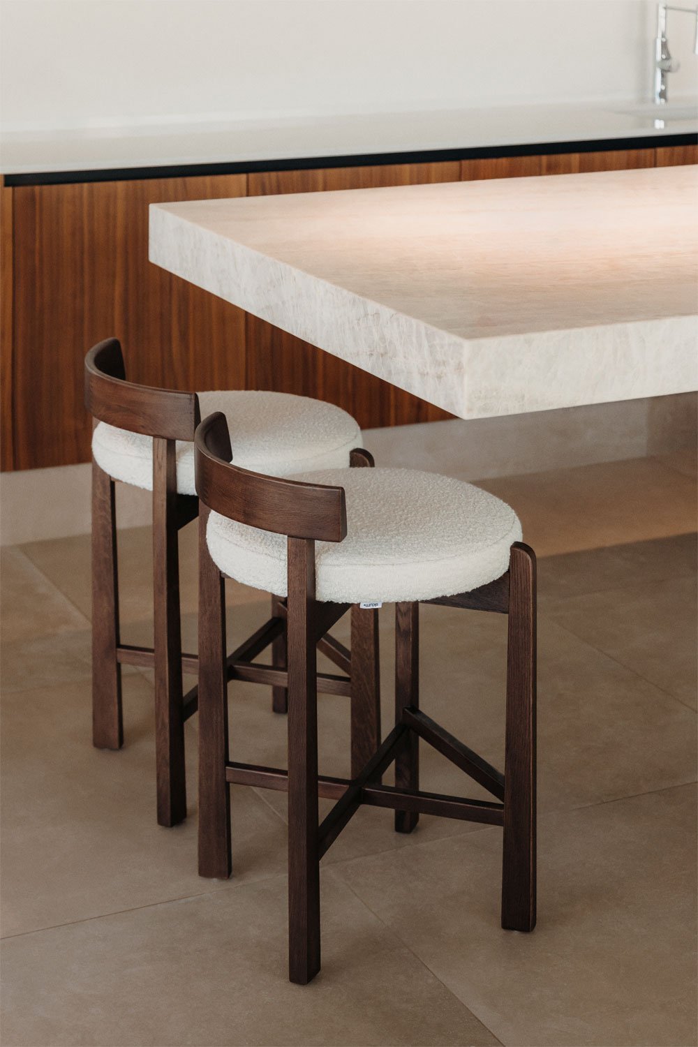 Hoge kruk 65 cm van donker eikenhout en witte bouclé stof Manila, galerij beeld 1
