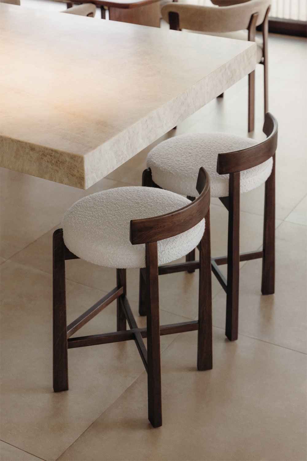 Hoge kruk 75 cm van donker eikenhout en witte bouclé stof Manila, galerij beeld 1