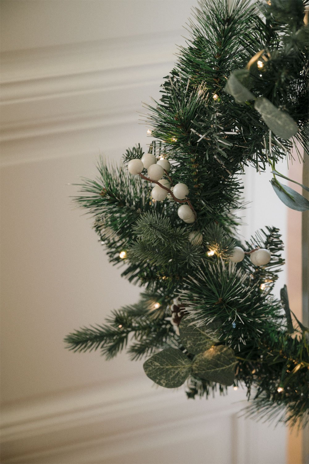 Decoratieve kerstkrans Ø60 cm met dennenappels en Bhumi-lampjes, galerij beeld 2