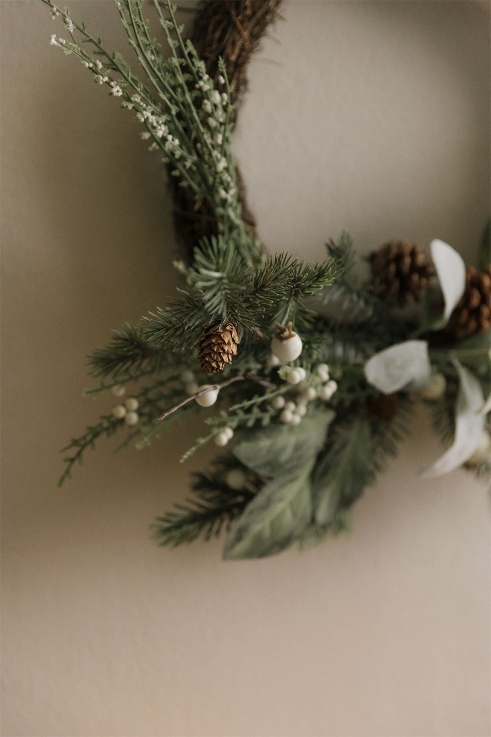 Decoratieve kerstkrans van rotan met dennenappels Kione, galerij beeld 2