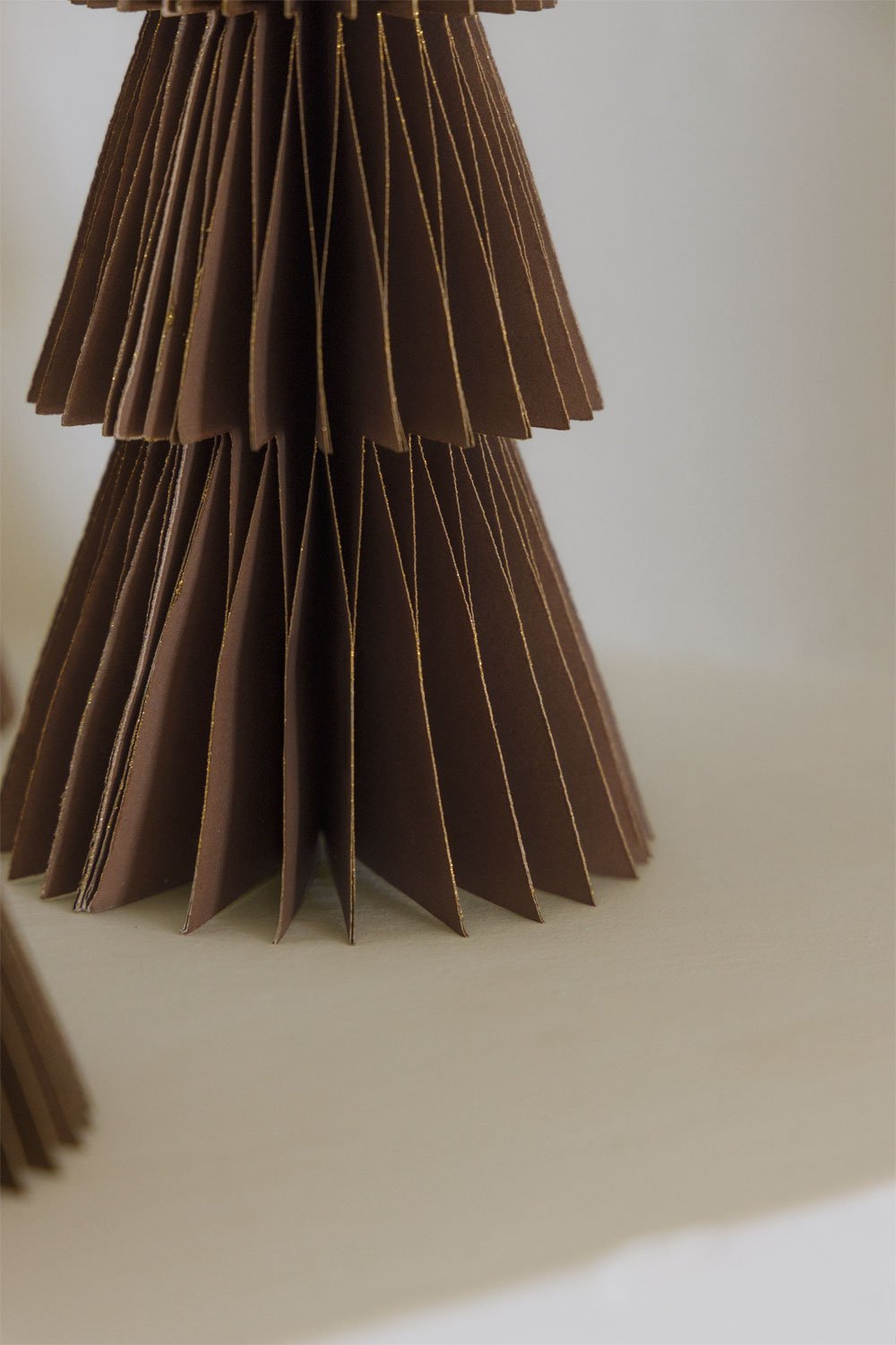 Set van 2 kerstbomen 29,5 cm van karamelbruin papier met glitter Jesper, galerij beeld 2