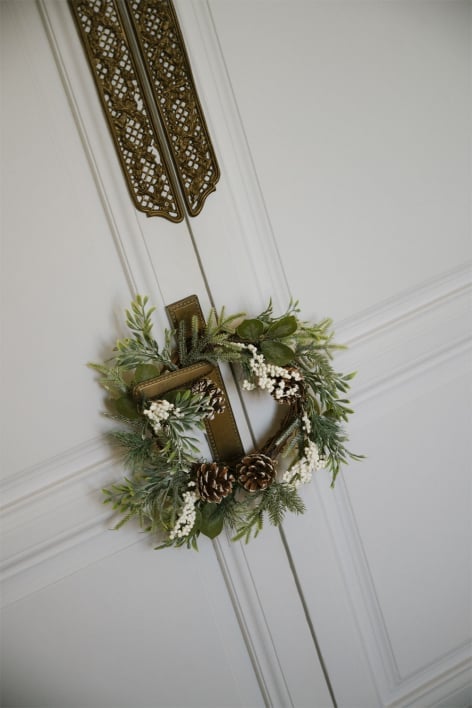 Decoratieve kerstkrans Ø25 cm met dennenappels Hollis