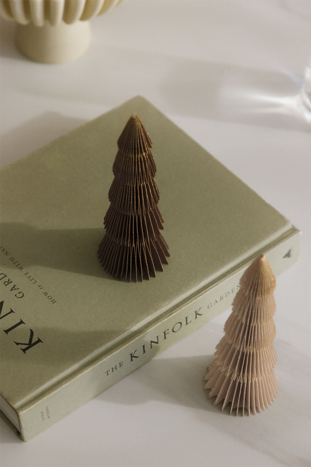 Set van 2 kerstbomen 15 cm van karamelbruin papier met glitter Jesper, galerij beeld 1