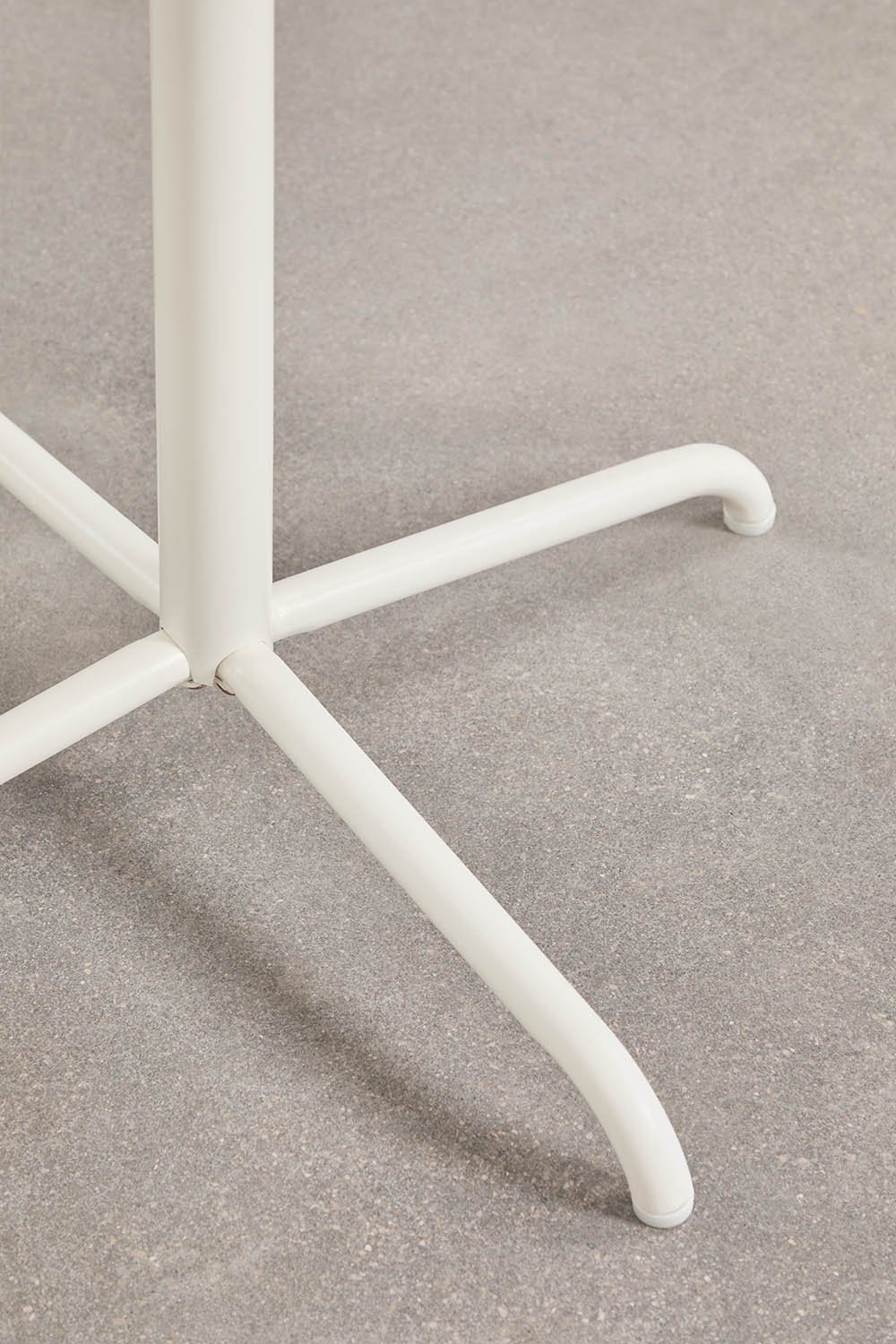 Set van een ronde tuintafel Ø65 cm en 4 stapelbare tuinstoelen van staal en acaciahout Tilda, galerij beeld 7