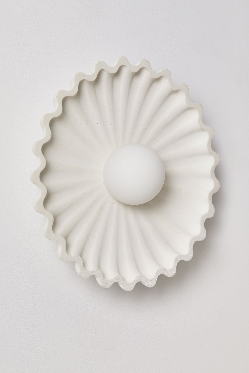 Muurlamp van beton met glazen bol Sery, galerij beeld 3