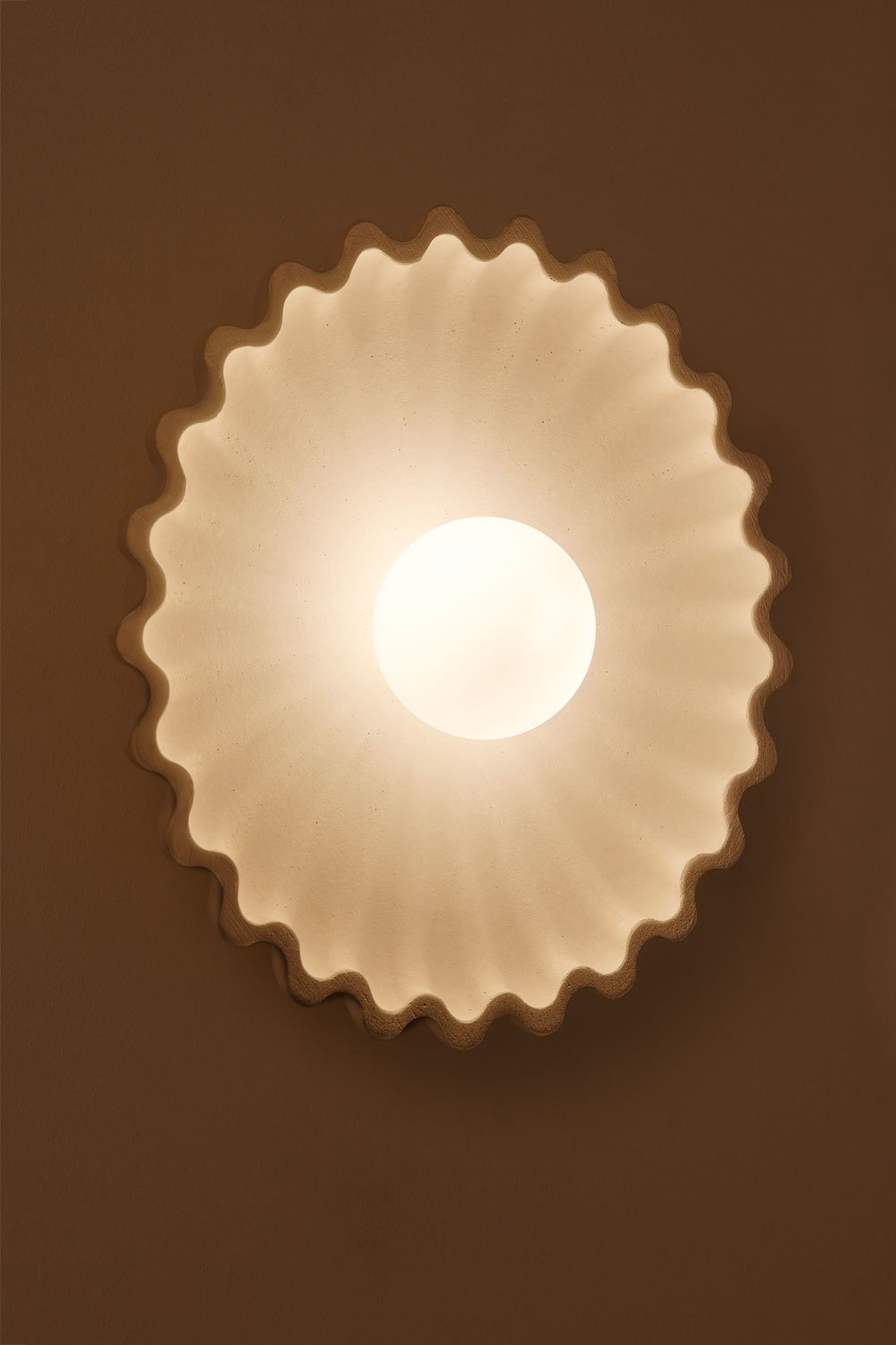 Muurlamp van beton met glazen bol Sery, galerij beeld 4