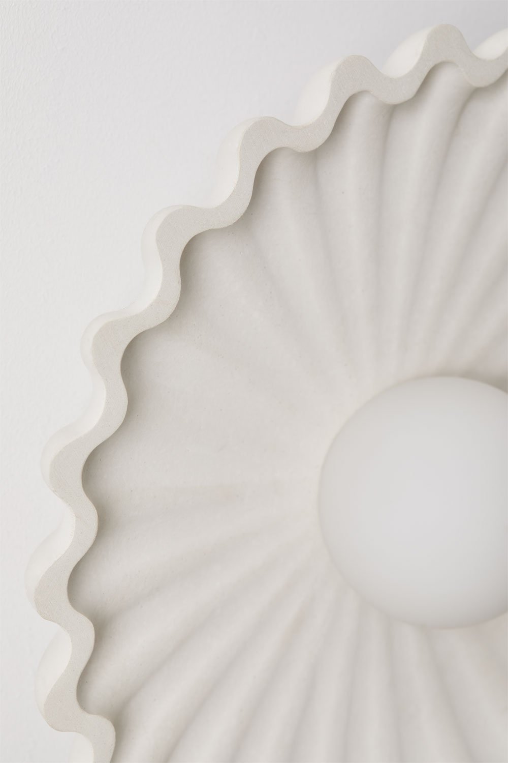 Muurlamp van beton met glazen bol Sery, galerij beeld 5