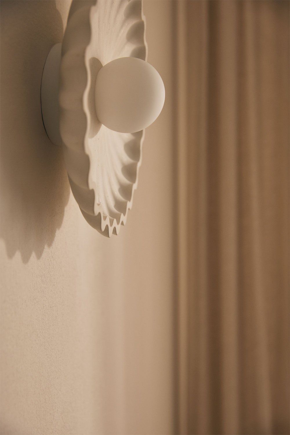 Muurlamp van beton met glazen bol Sery, galerij beeld 2