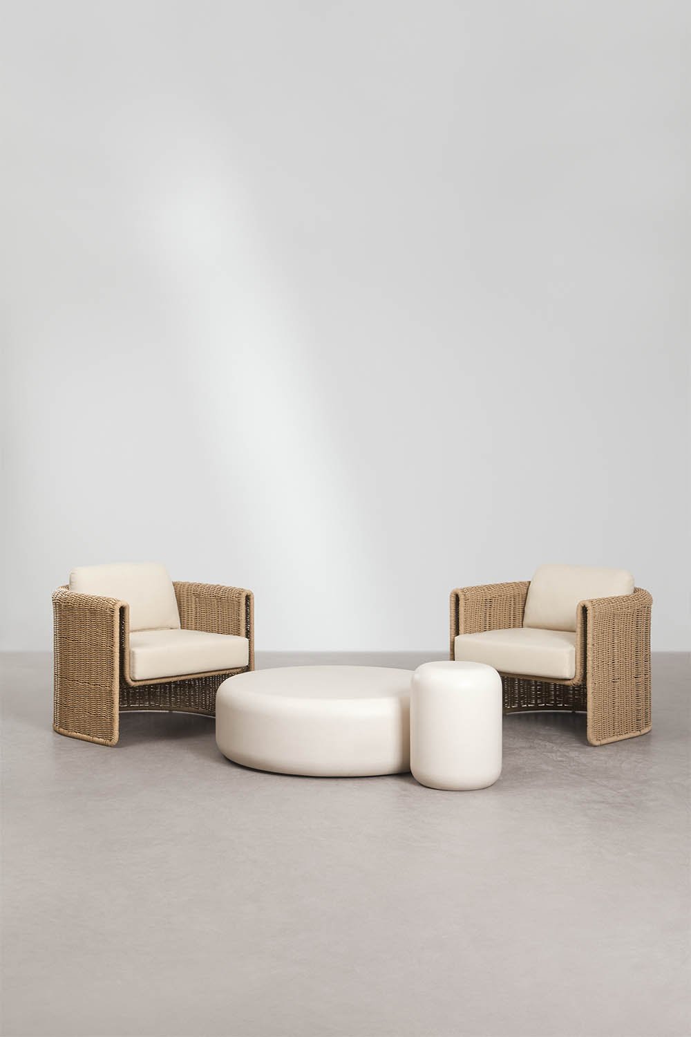 Tuinset met 2 stoelen van staal en synthetisch riet Lina en 2 salontafels van cement Fonelas, galerij beeld 1