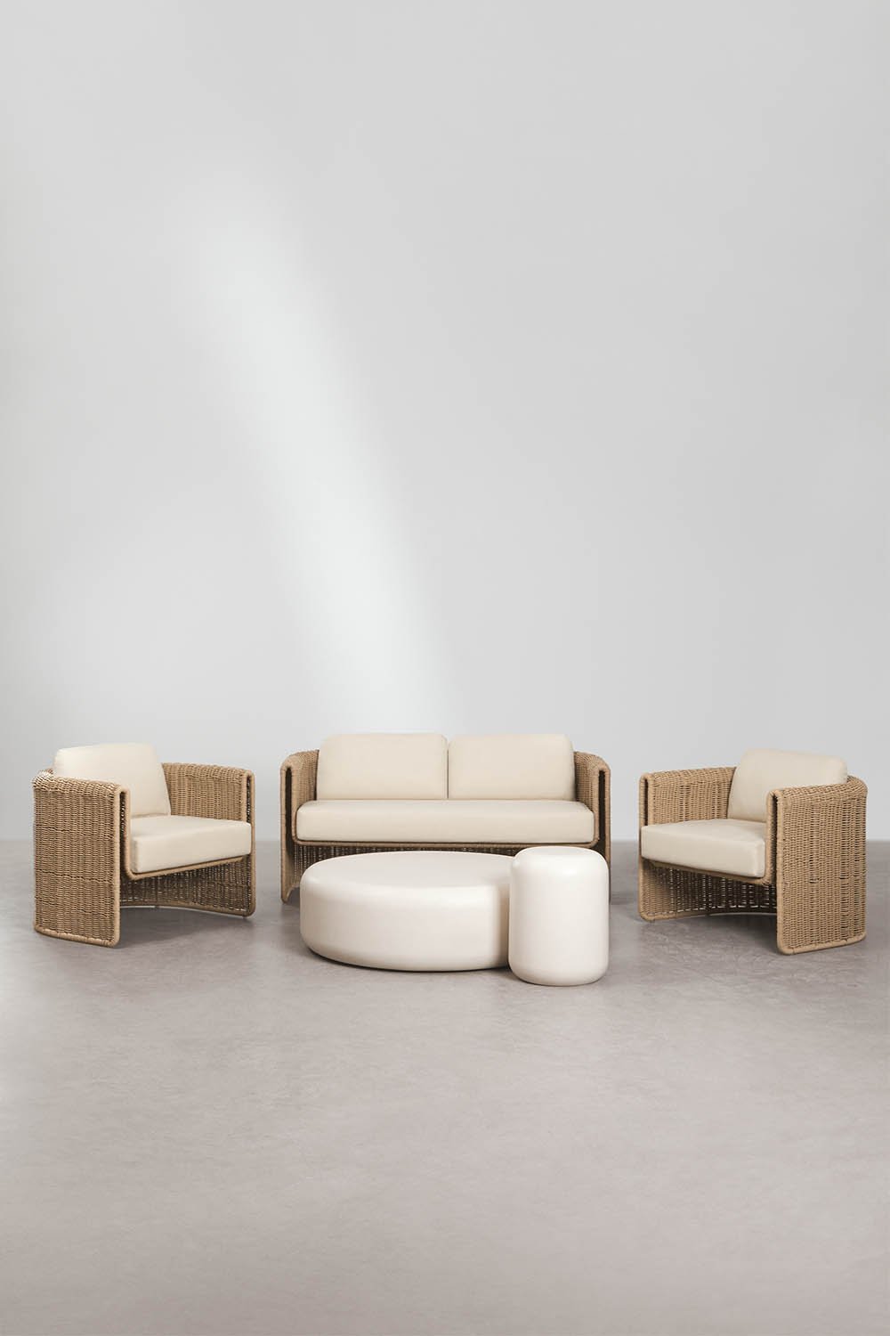 Woonkamerset met 2-zitsbank, 2 stoelen van staal en synthetisch riet Lina en 2 salontafels van cement Fonelas, galerij beeld 1