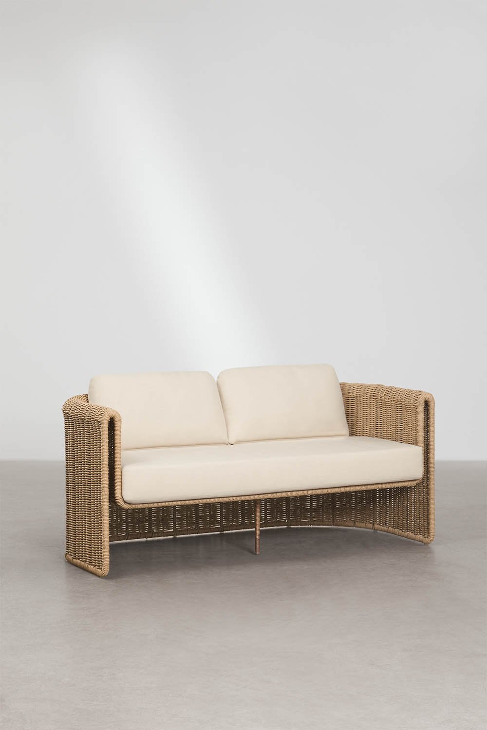 Woonkamerset met 2-zitsbank, 2 stoelen van staal en synthetisch riet Lina en 2 salontafels van cement Fonelas, galerij beeld 2