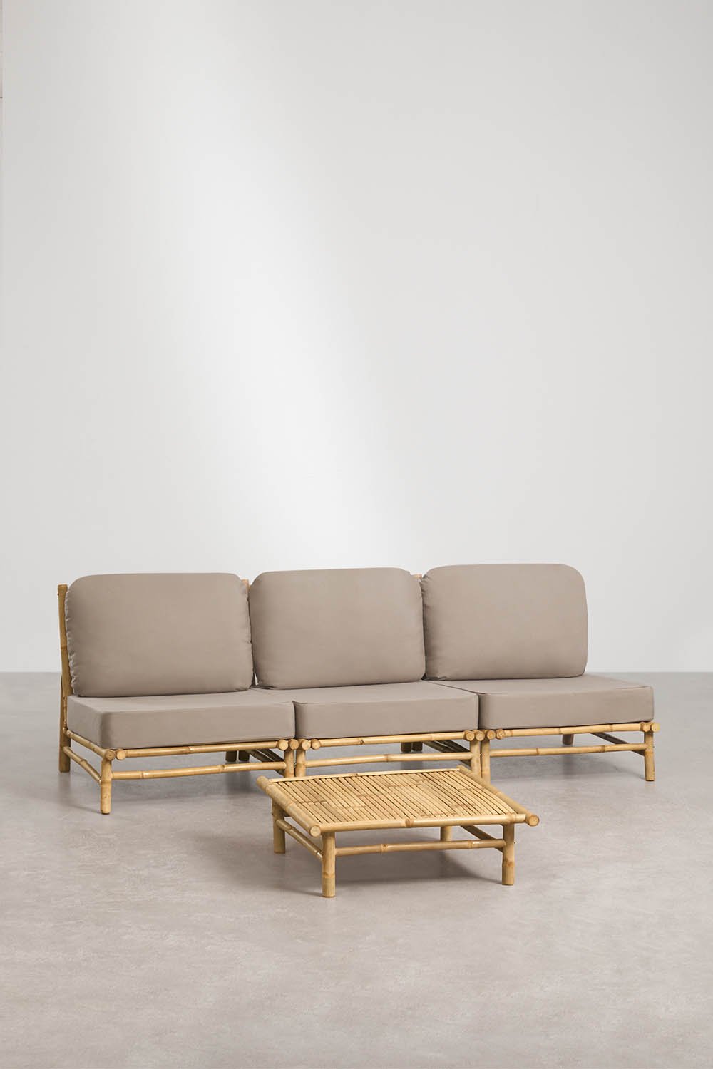 Tuinset met modulaire 3-zitsbank en vierkante salontafel 75x75 cm van bamboe Isendra, galerij beeld 1