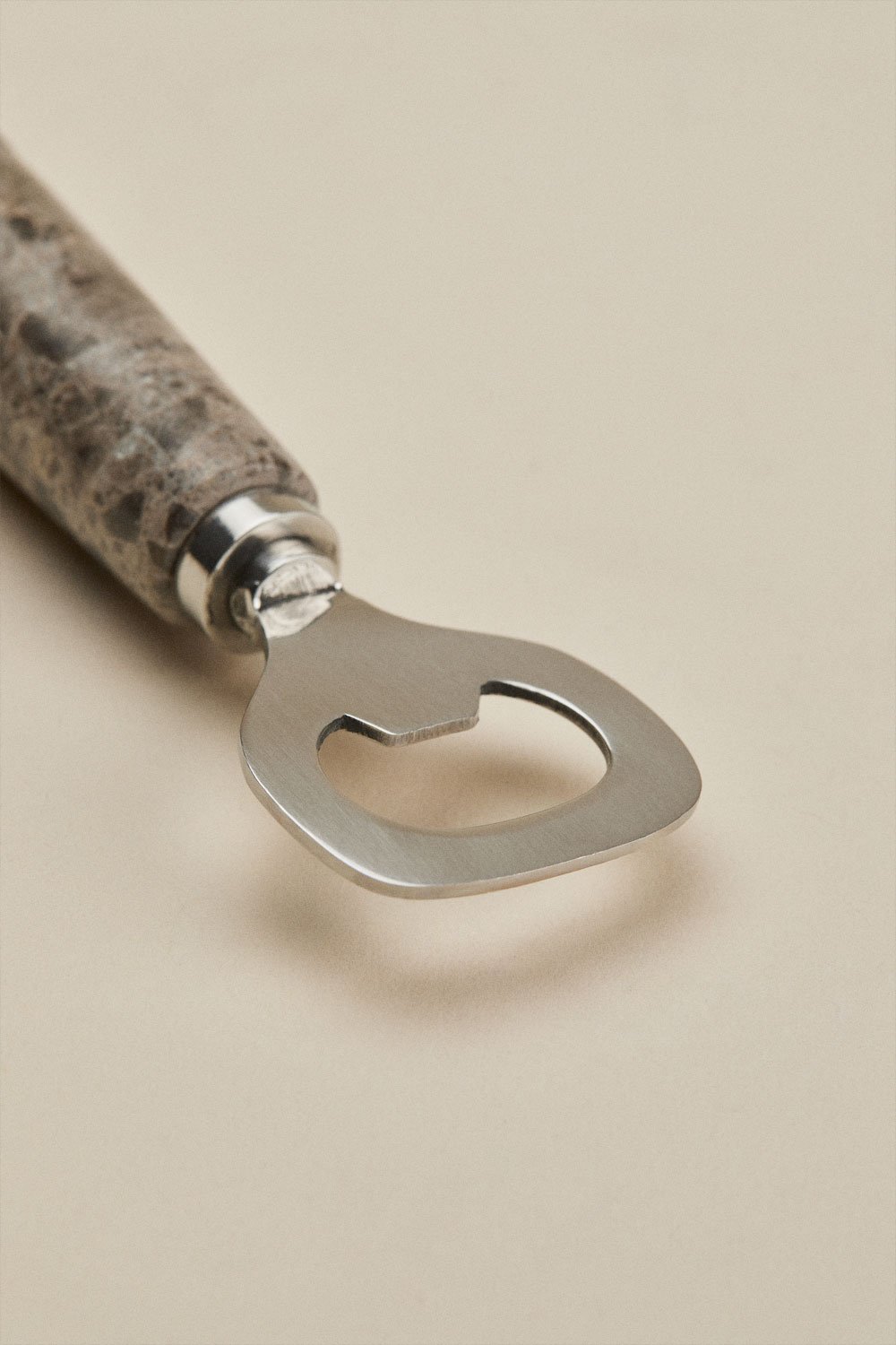 Calven flesopener van marmer en staal, galerij beeld 4