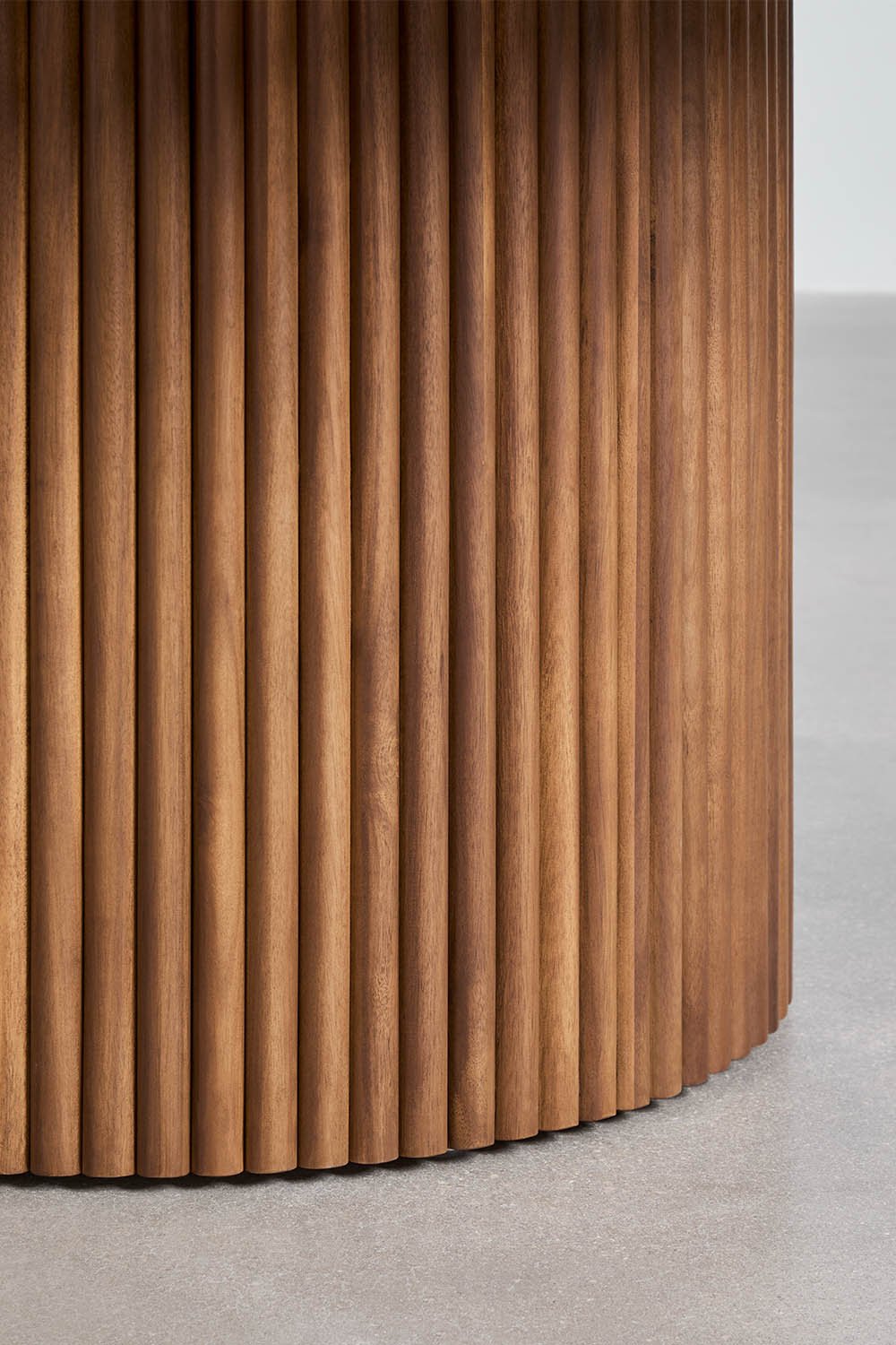 Ronde eettafel van beton en acaciahout Sirvon, galerij beeld 3