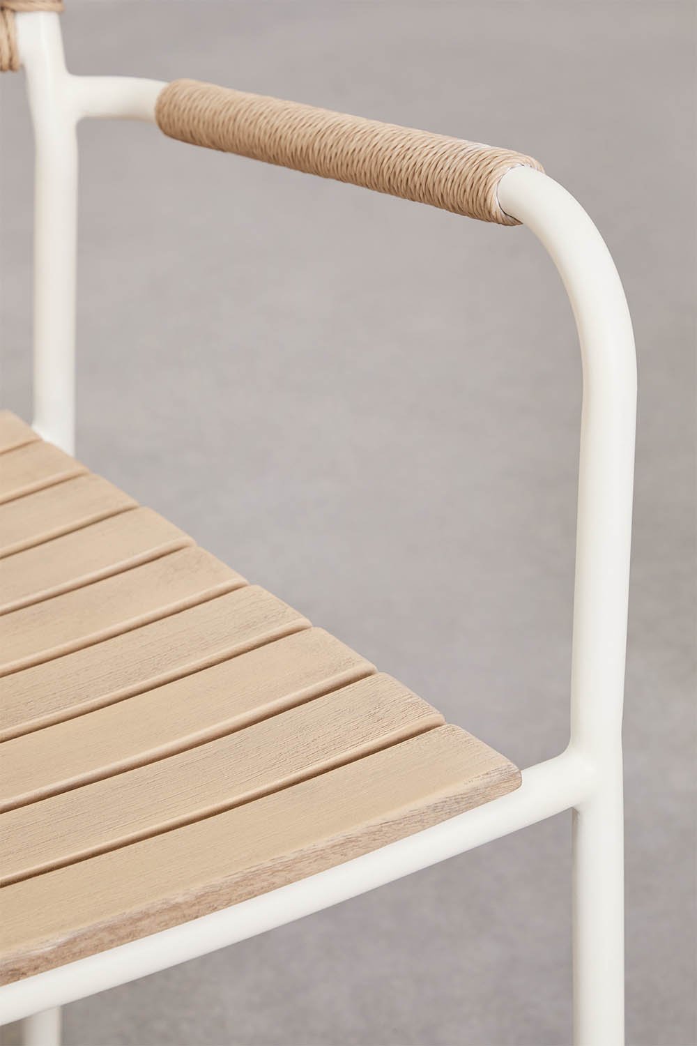 Stapelbare set van 2 tuinstoelen met armleuningen van staal en acaciahout Tilda, galerij beeld 7