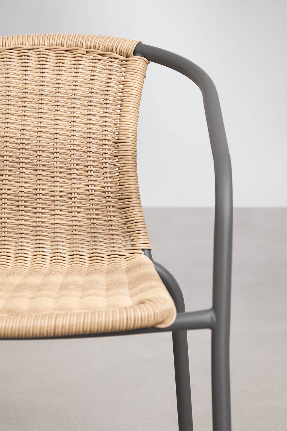 Stapelbare set van 4 tuinstoelen met armleuningen van staal en synthetisch riet Kalymana, galerij beeld 4