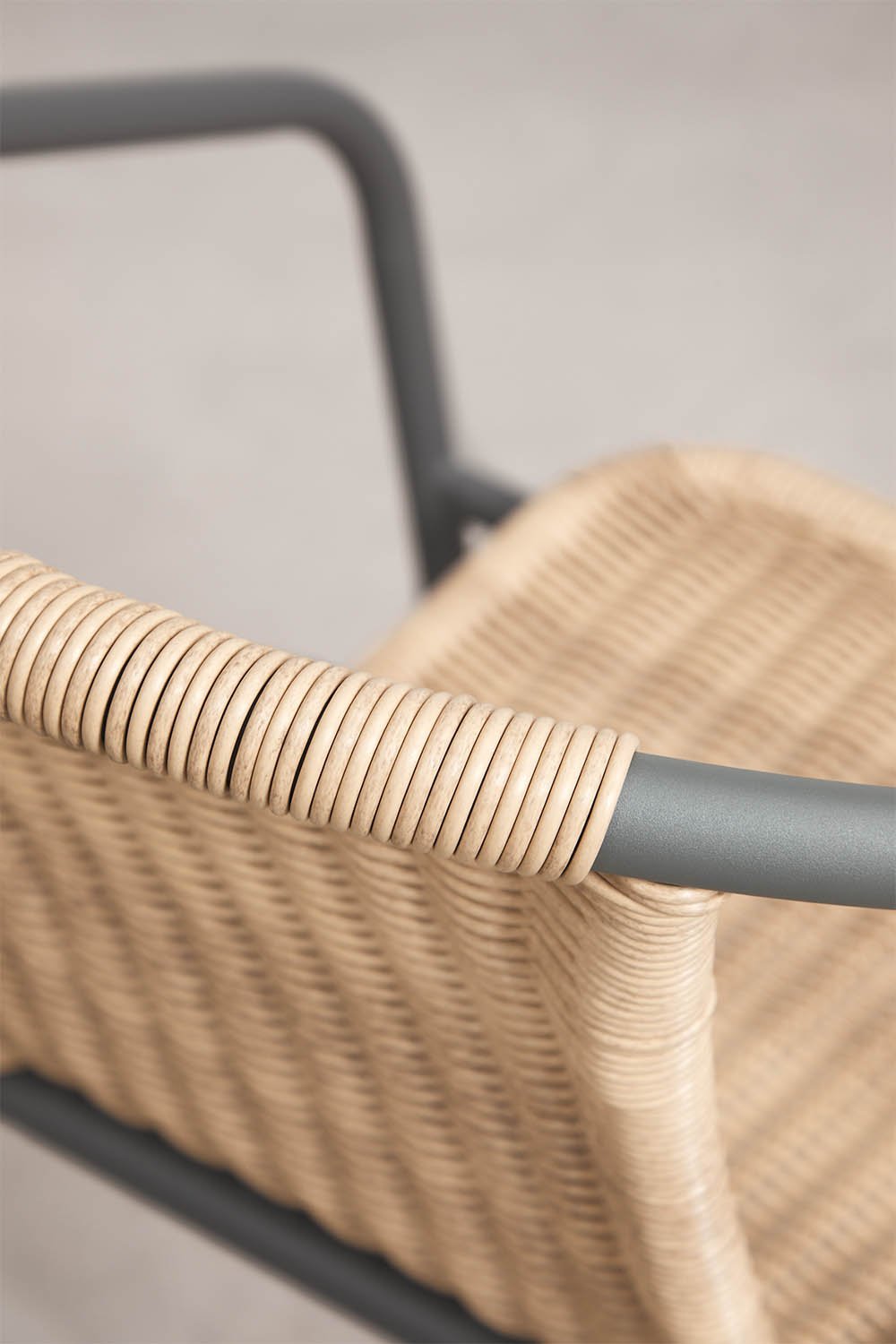 Set van 4 stapelbare eetkamerstoelen met armleuningen van staal en synthetisch riet Kalymana, galerij beeld 5