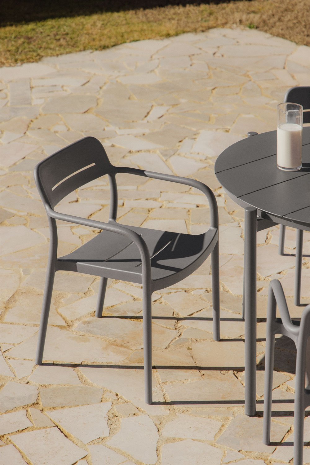 Stapelbare set van 4 tuinstoelen met armleuningen van polypropyleen Graneli, galerij beeld 1