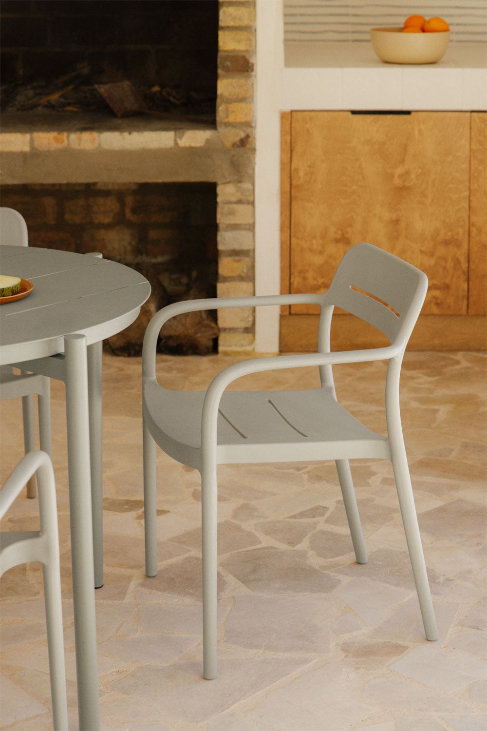 Stapelbare set van 4 tuinstoelen met armleuningen van polypropyleen Graneli, galerij beeld 1