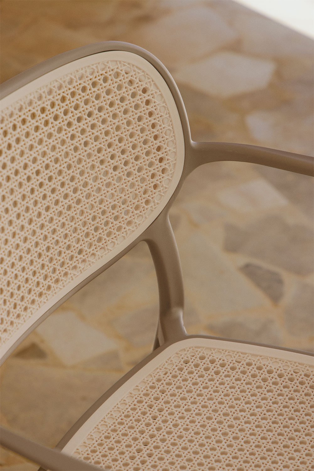 Stapelbare set van 4 tuinstoelen met armleuningen van polypropyleen Omara, galerij beeld 2