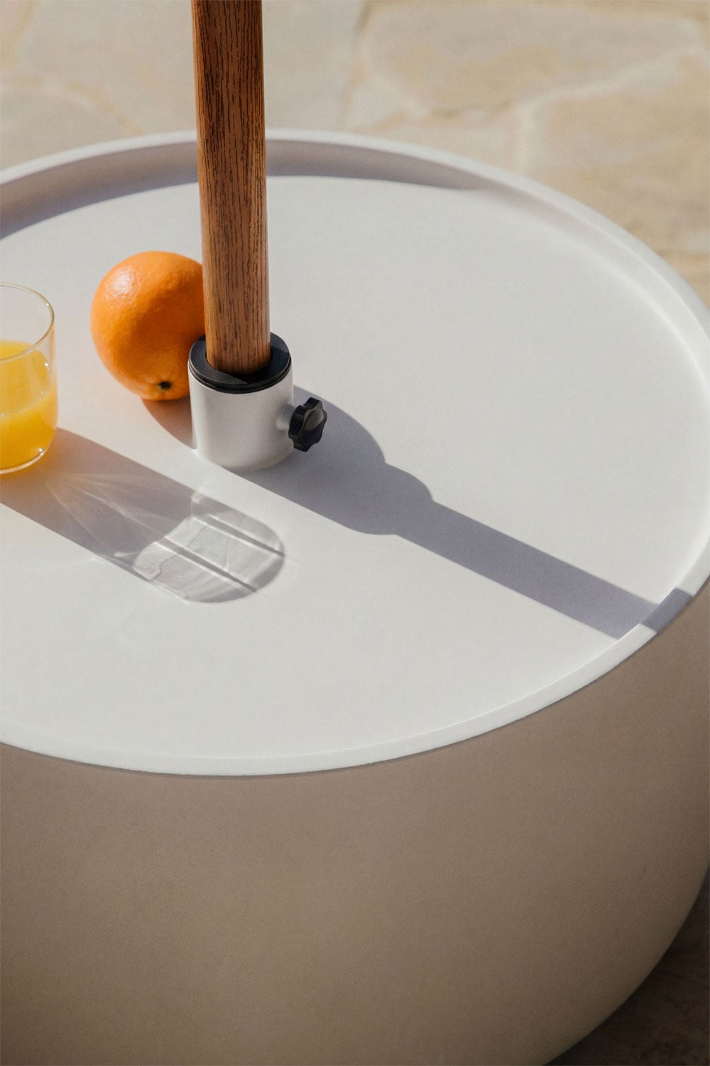 Darwys ronde parasolvoet met geïntegreerde tafel Ø60 cm in cement, galerij beeld 2