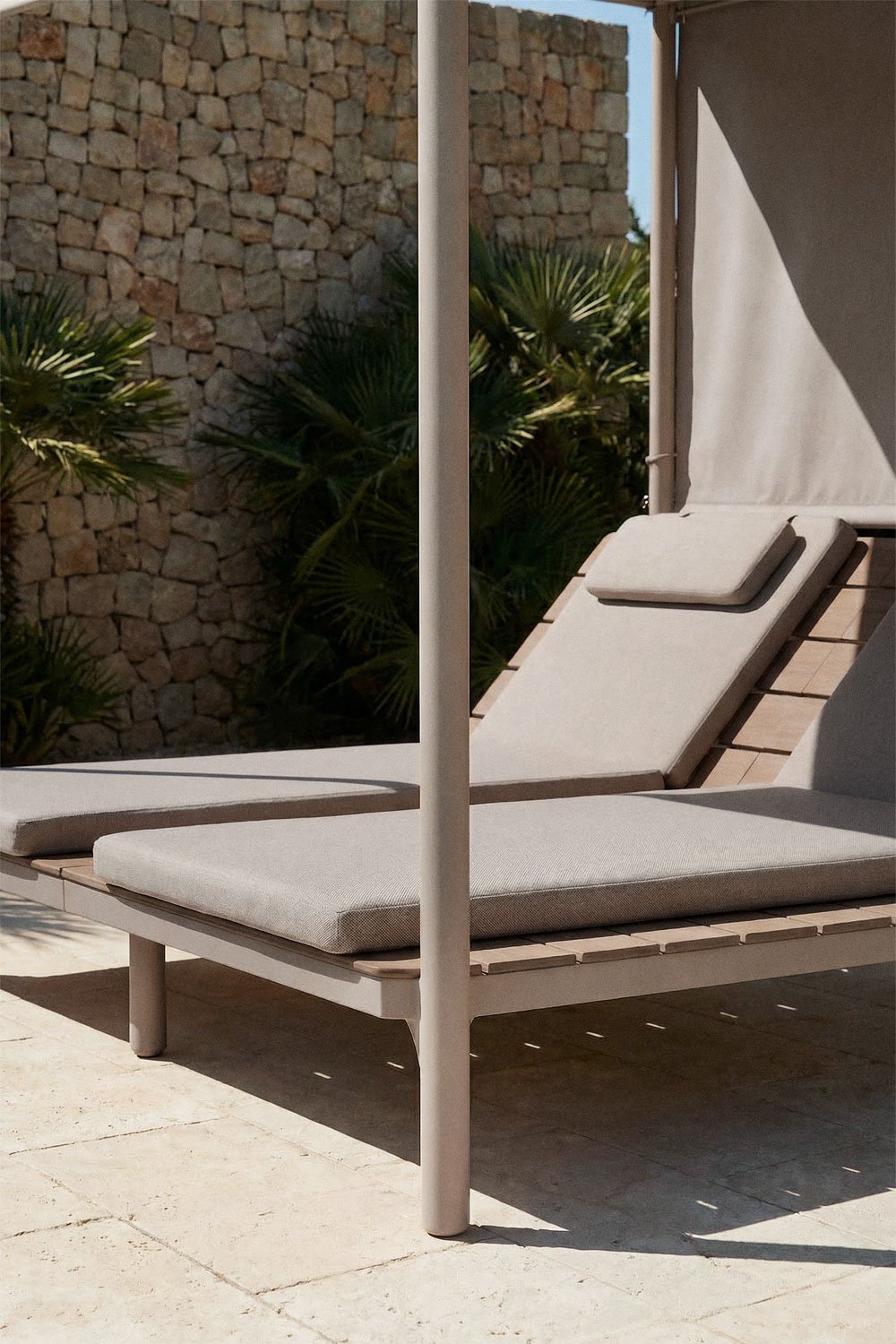 Reclameerbare Balinese bed van acaciahout en staal Sirka, galerij beeld 2