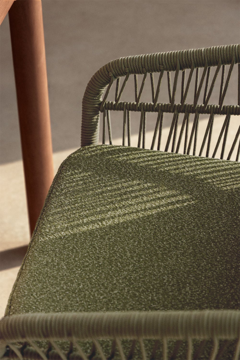 Set van 2 tuinstoelen met armleuningen van acaciahout en gevlochten touw Karvia, galerij beeld 2