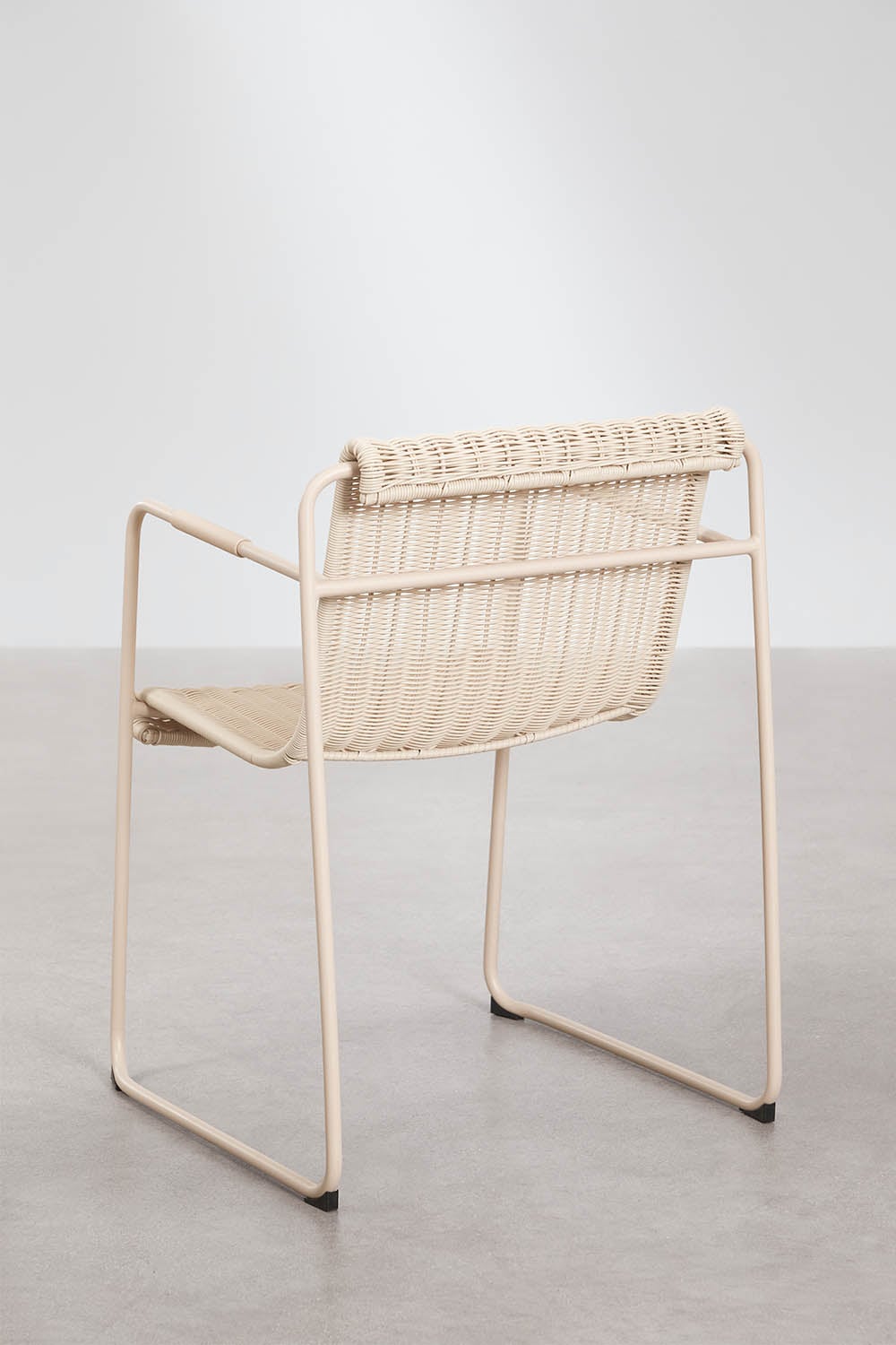 Stapelbare tuinstoel met armleuningen van synthetisch riet en staal Revia, galerij beeld 5