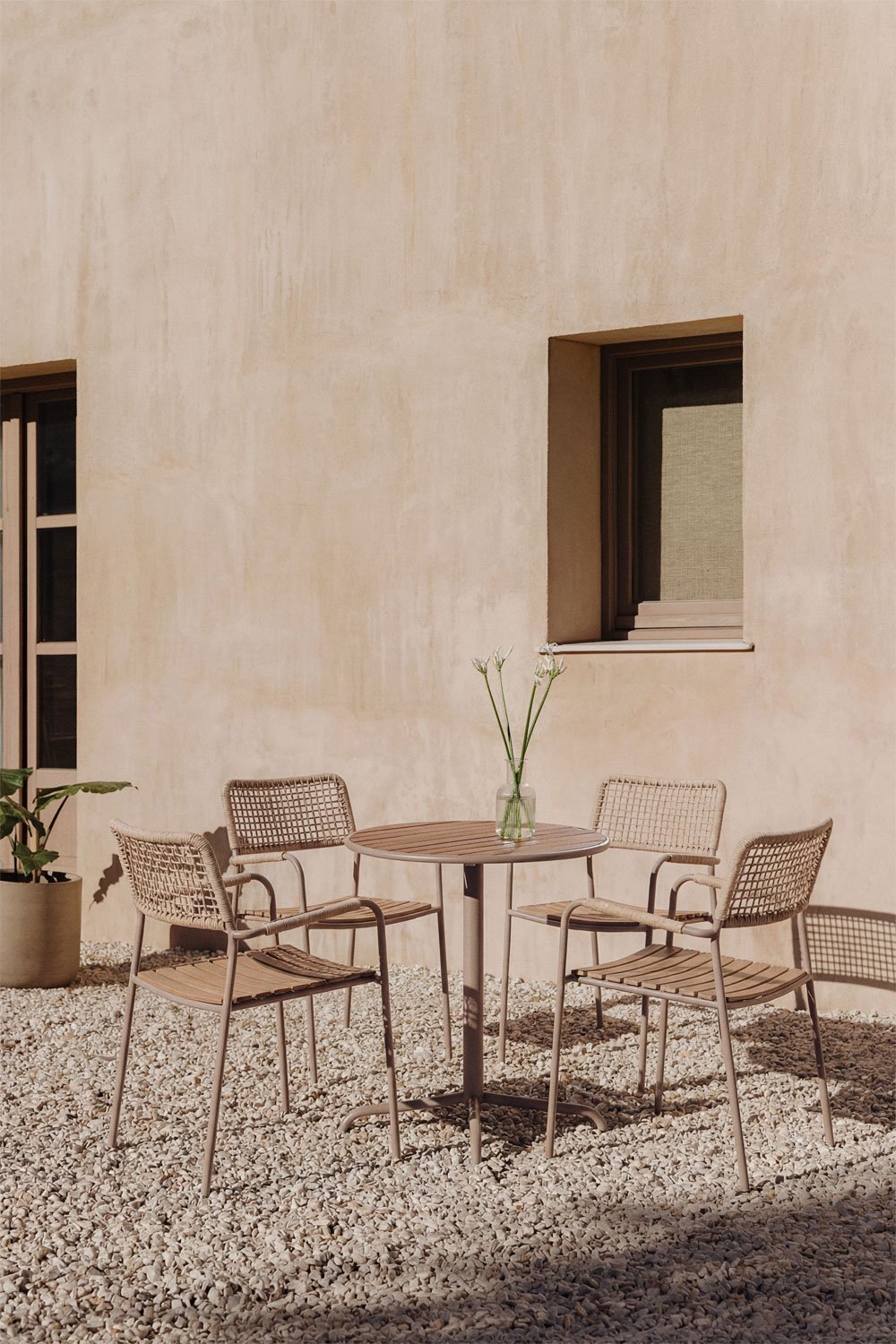 Set van een ronde tuintafel Ø65 cm en 4 stapelbare tuinstoelen van staal en acaciahout Tilda, galerij beeld 1