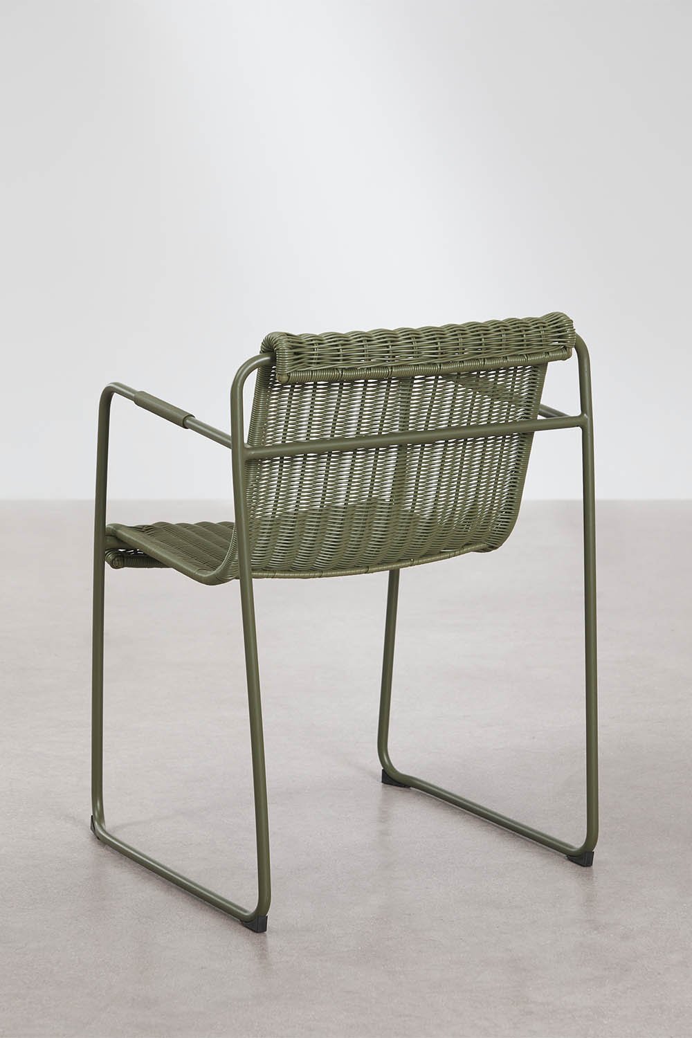 Stapelbare eetkamerstoel met armleuningen van synthetisch riet en staal Revia, galerij beeld 3