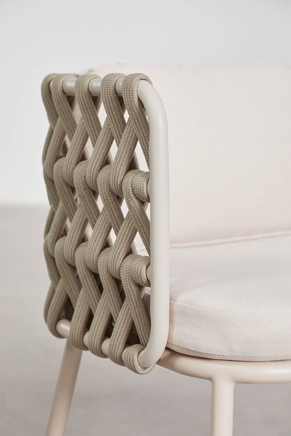 Set van 2 tuinstoelen met armleuningen van aluminium en gevlochten touw Tevary, galerij beeld 4