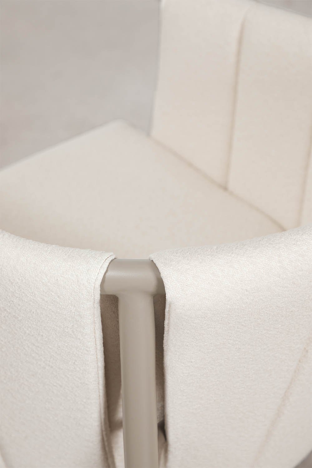 Set van 2 eetkamerstoelen met armleuningen in bouclé en aluminium Boleni, galerij beeld 5