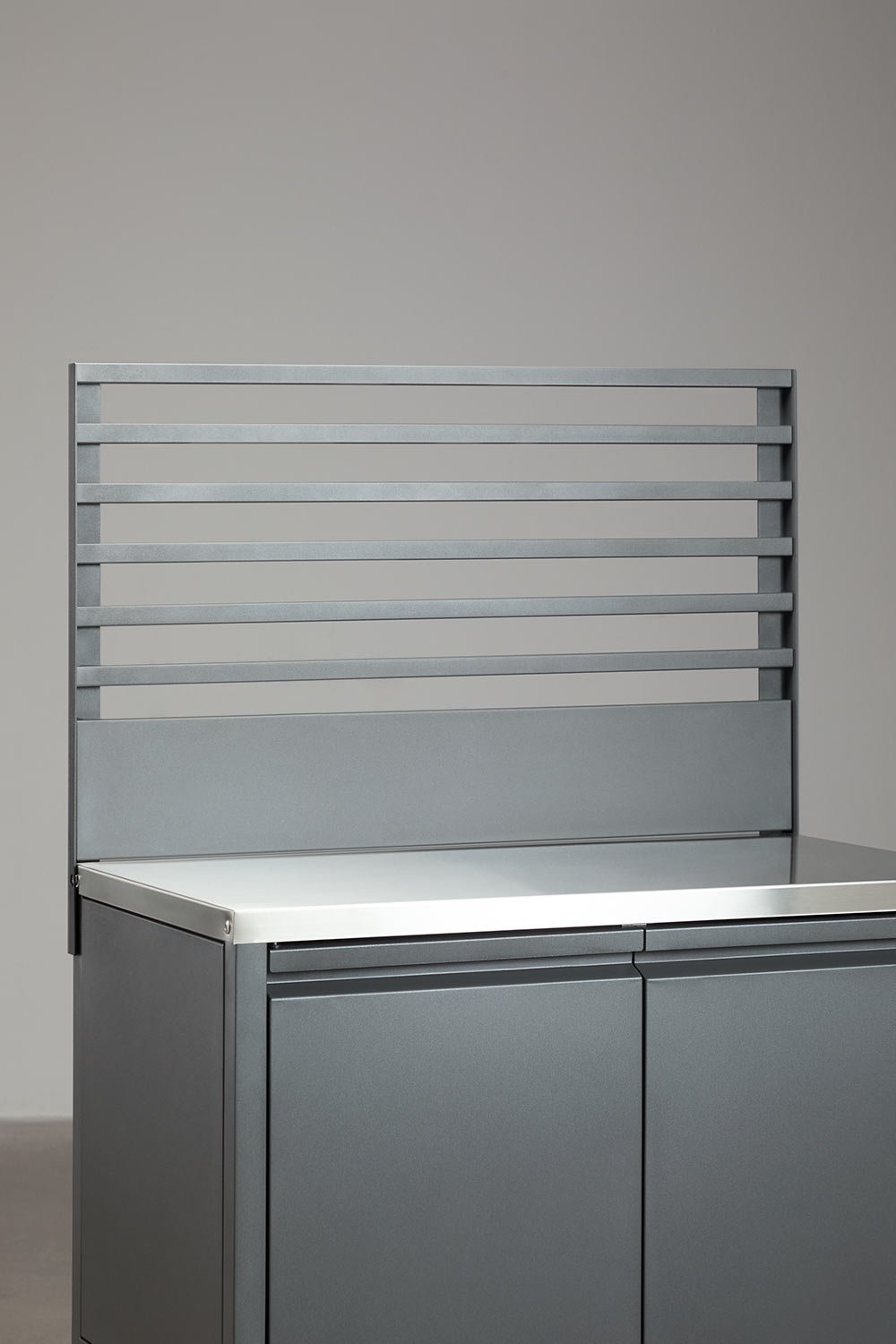 Modulaire buitenhoekkeuken van 7 delen met gootsteen, organizerpaneel en Savona koolskoolbarbecue van staal, galerij beeld 14