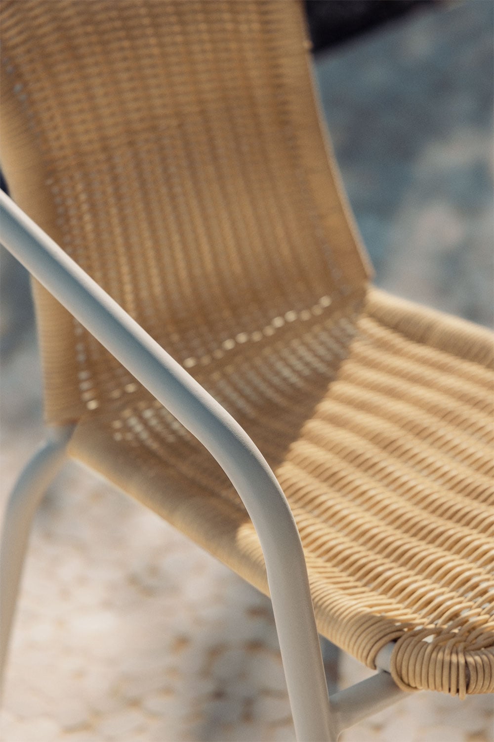 Set van 2 stapelbare tuinstoelen met armleuningen van staal en synthetisch riet Kalymana, galerij beeld 2