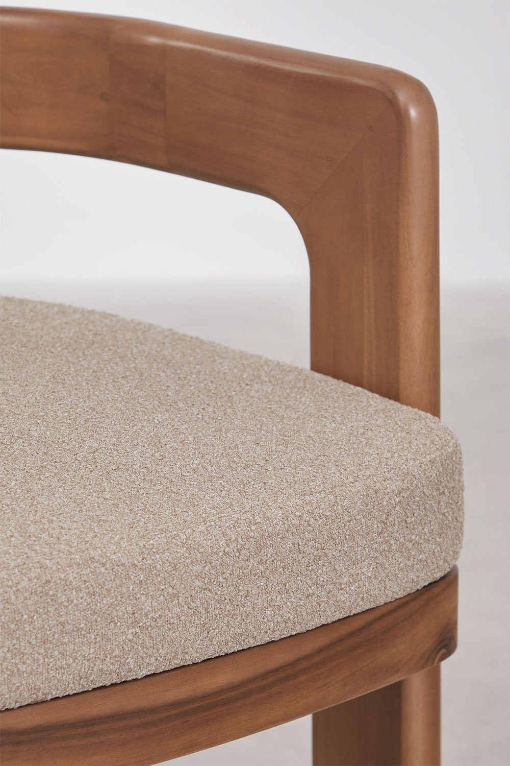 Set van 2 eetkamerstoelen met armleuningen van acaciahout en bouclé stof Kandroa, galerij beeld 4