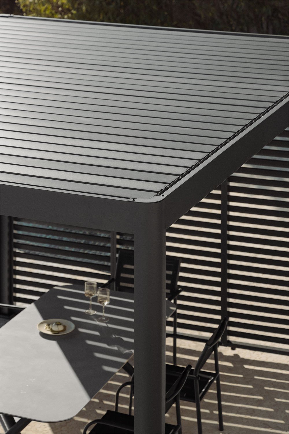 Bioclimatische aluminiumpergola met lamellen en Druvia-panelen, galerij beeld 3
