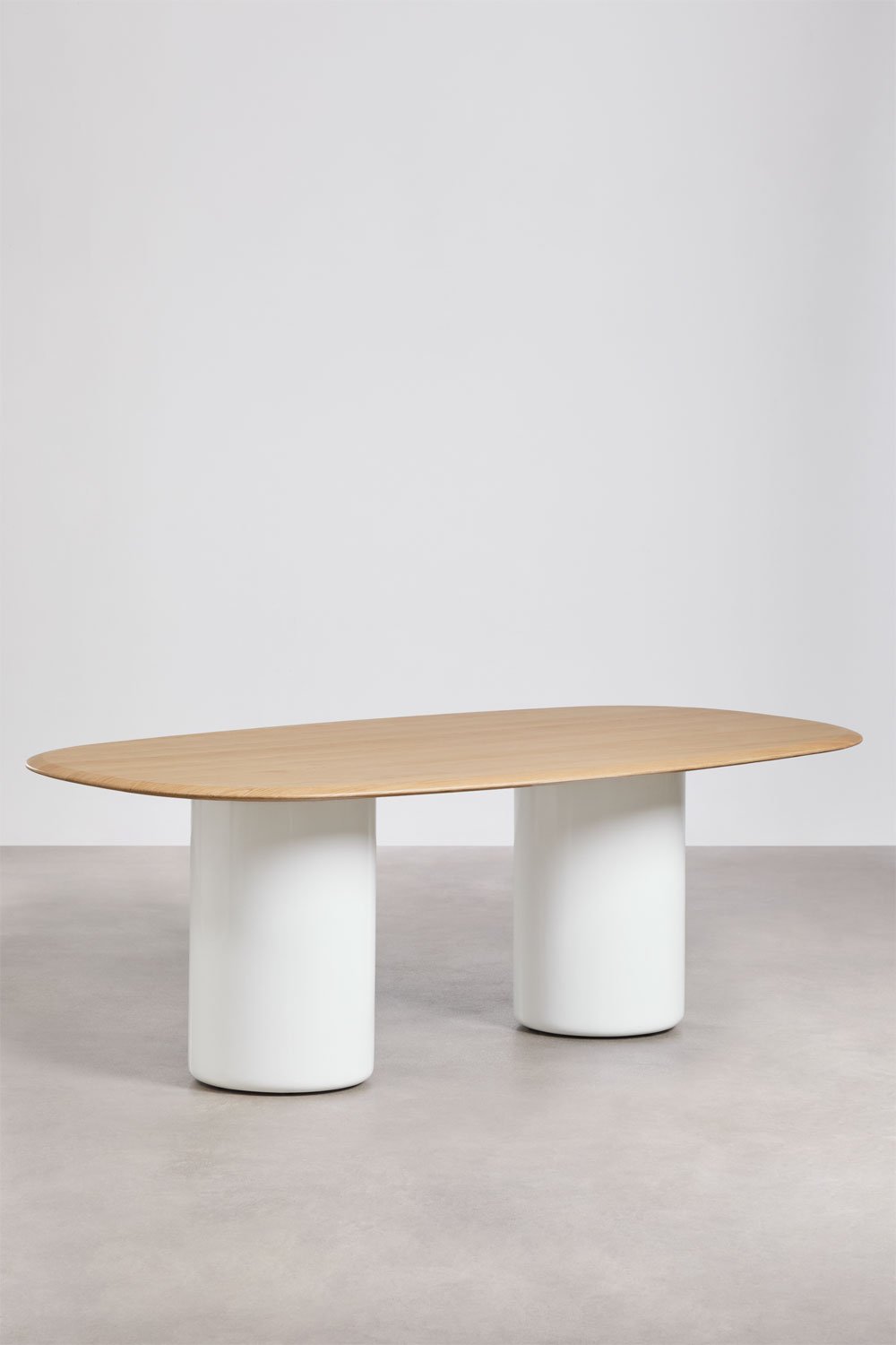 Ovale eettafel van MDF en cement Lysander, galerij beeld 1