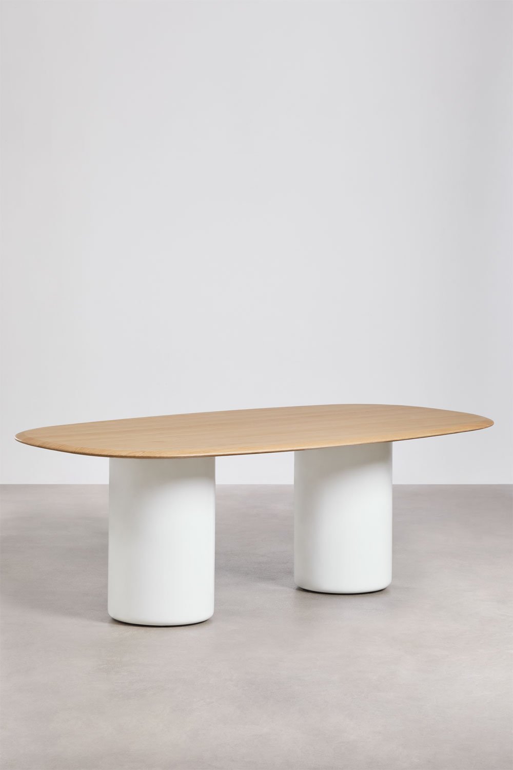 Ovale eettafel van MDF en cement Lysander, galerij beeld 1