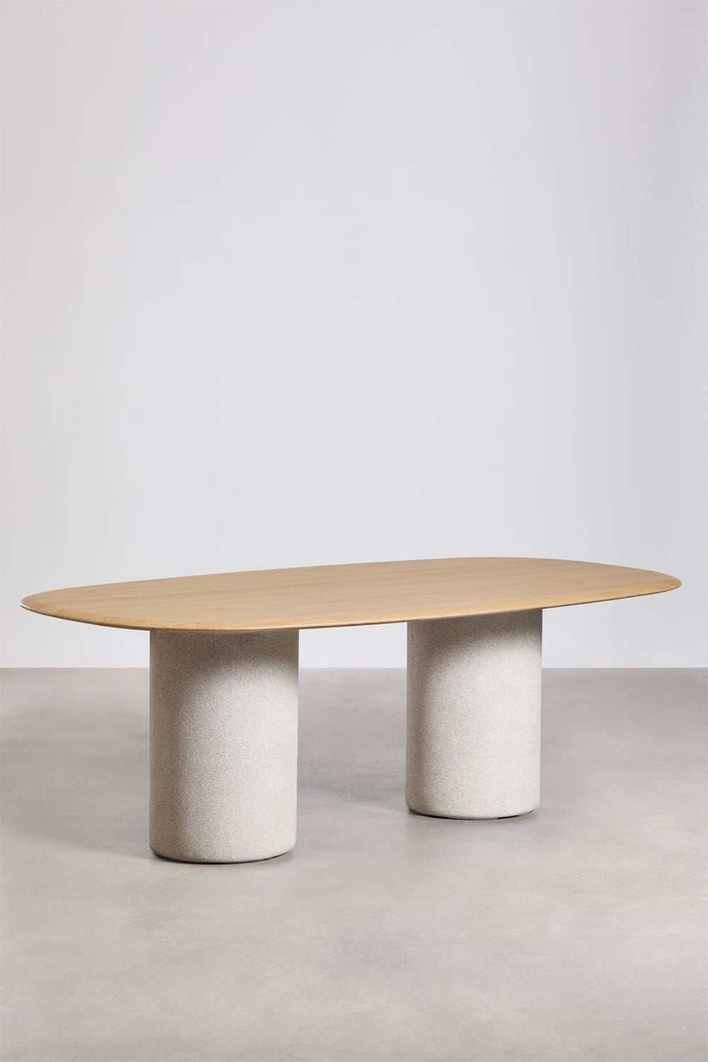 Ovale eettafel van MDF en cement Lysander, galerij beeld 1